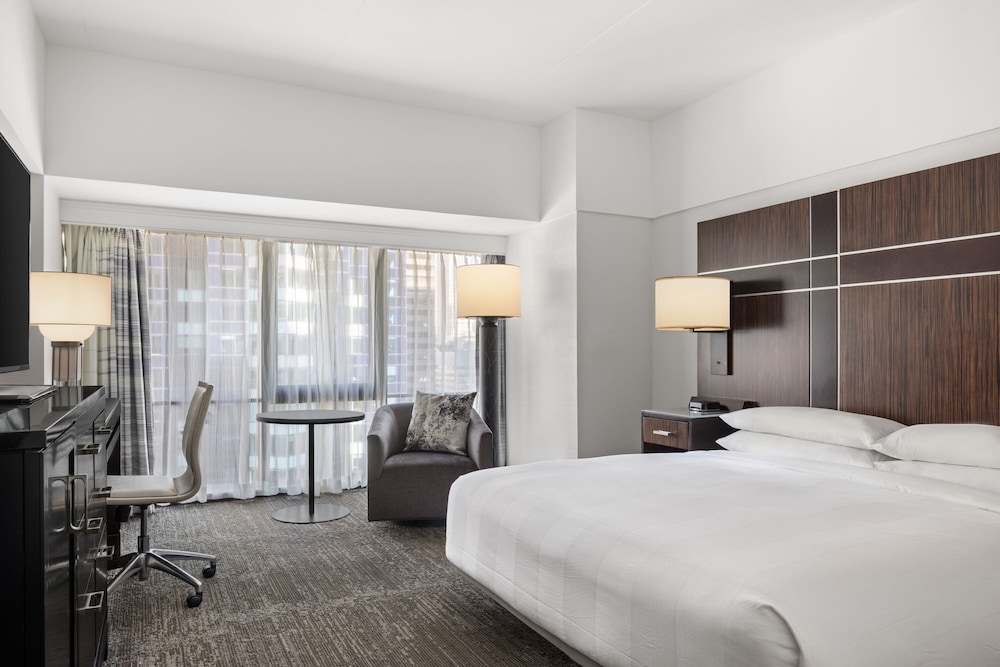 Deluxe Room, 1 King Bed thumbnail 5