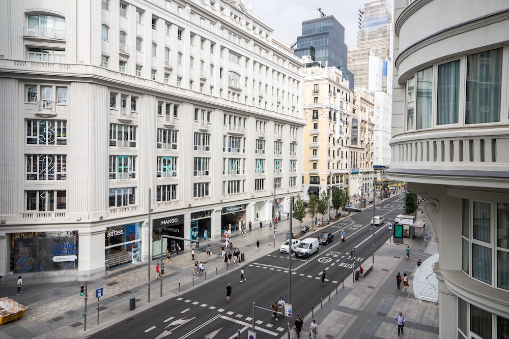 Exclusive Apartment, 3 Bedrooms, City View - Photo 8