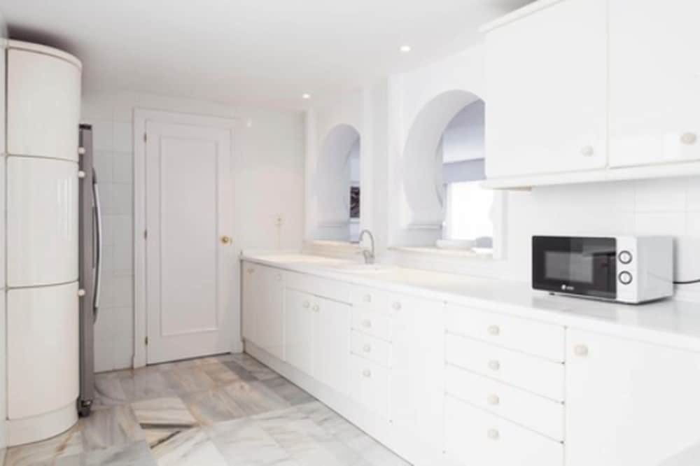 Suite, 2 Bedrooms (2 Adults + 1 Child) - Photo 4