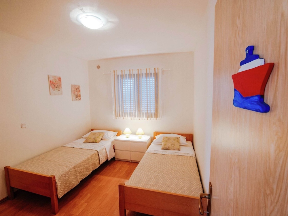 Apartment photo 2