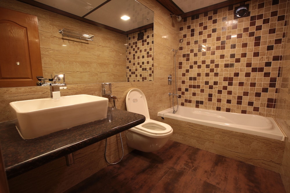 Premium Room, 1 Queen Bed, Smoking, Pool View photo 3