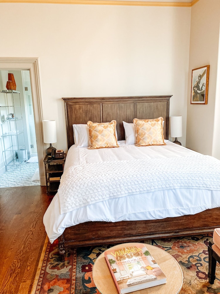 1 King Bed, Ensuite, (Aviation Suite)