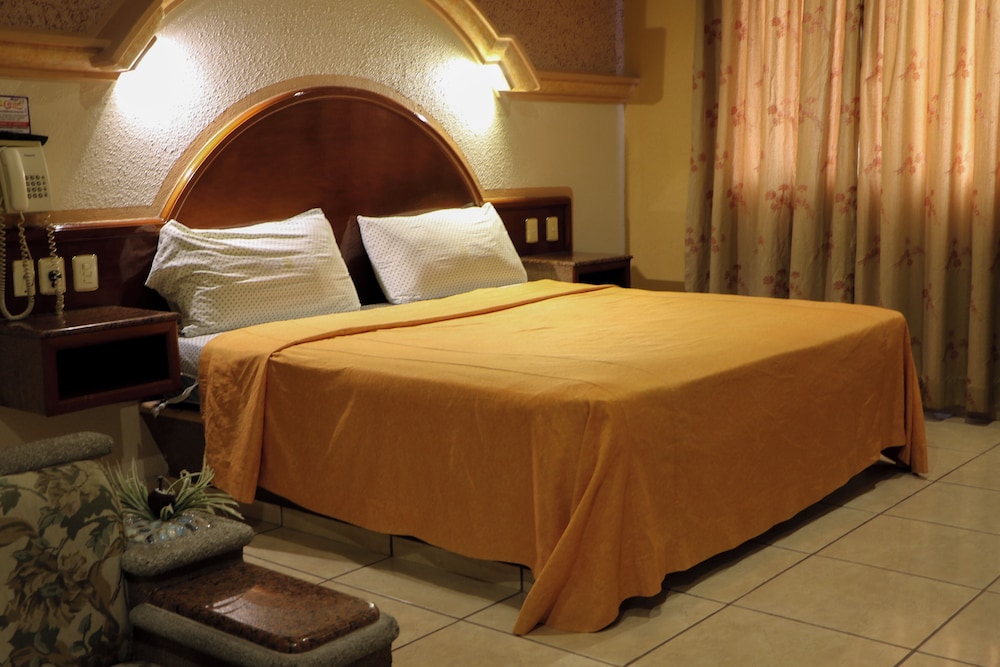 Standard Room, 1 King Bed, Courtyard View