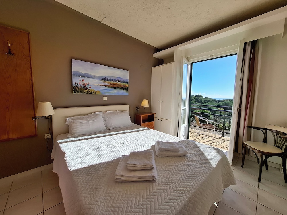 Two-Bedroom Comfort Family Room with Sea View photo 2