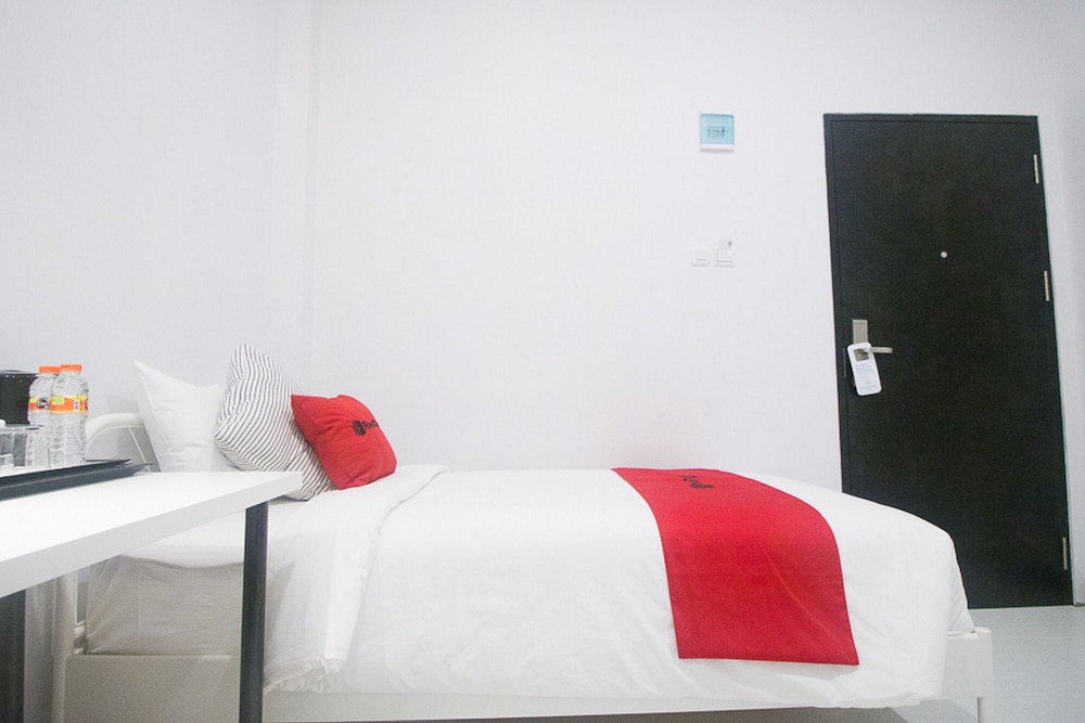 Double Room (Reddoorz) photo 3