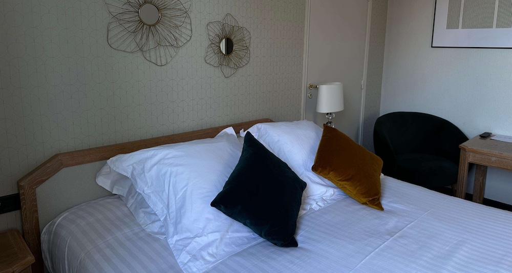 Standard Room, 1 Queen Bed, Non Smoking - Photo 4