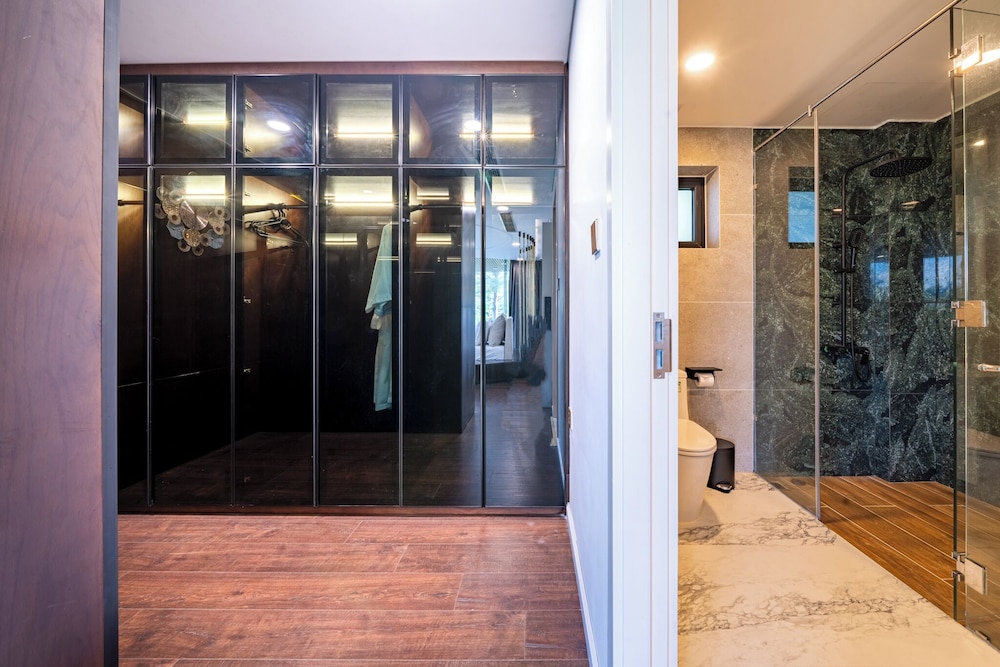Royal Suite, 2 Bedrooms - Photo 11