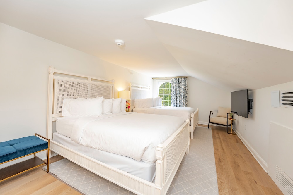 Standard Single Room, 2 Queen Beds photo 2