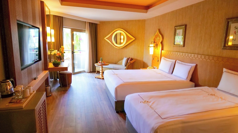 Superior Room, Partial Sea View photo 1
