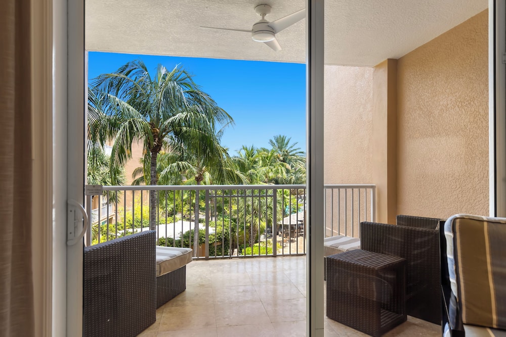 Pool View Suite - Photo 16