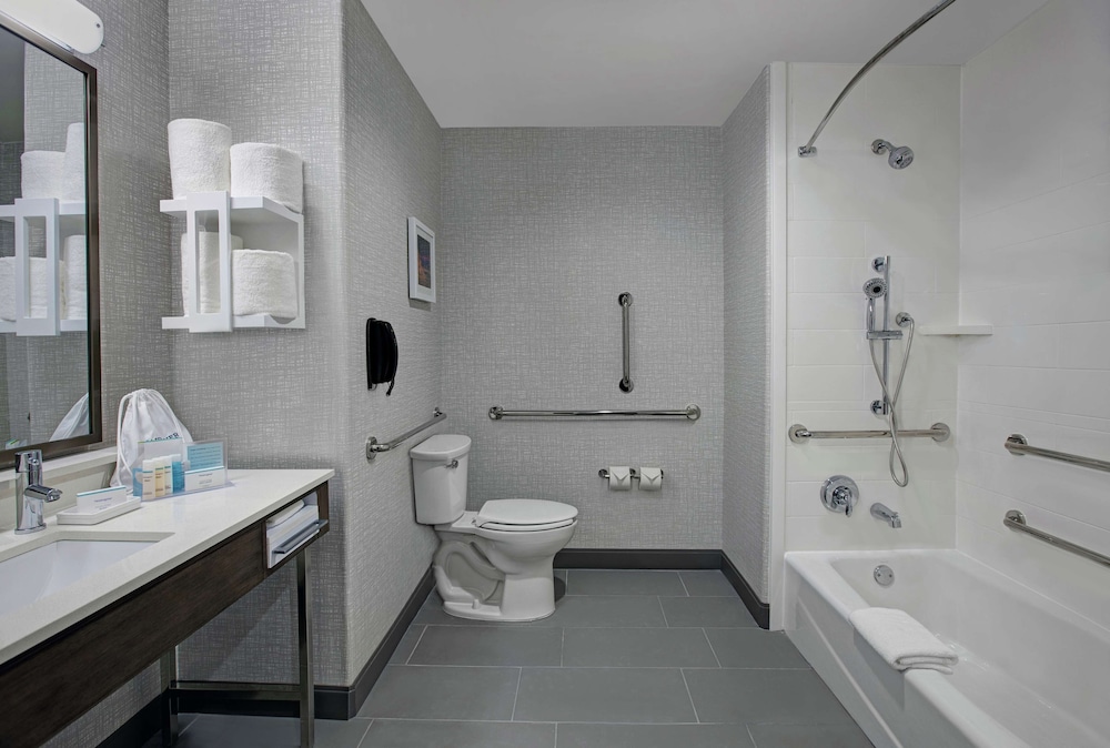 Room, 2 Queen Beds, Accessible, Bathtub - Photo 3