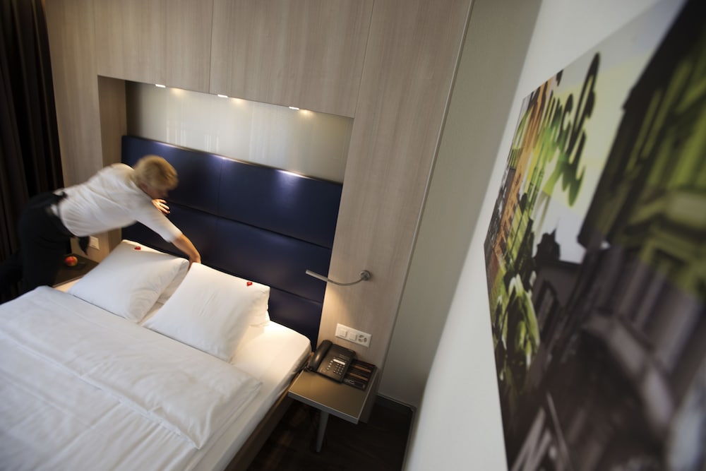 Small Double Queen Room - Photo 2