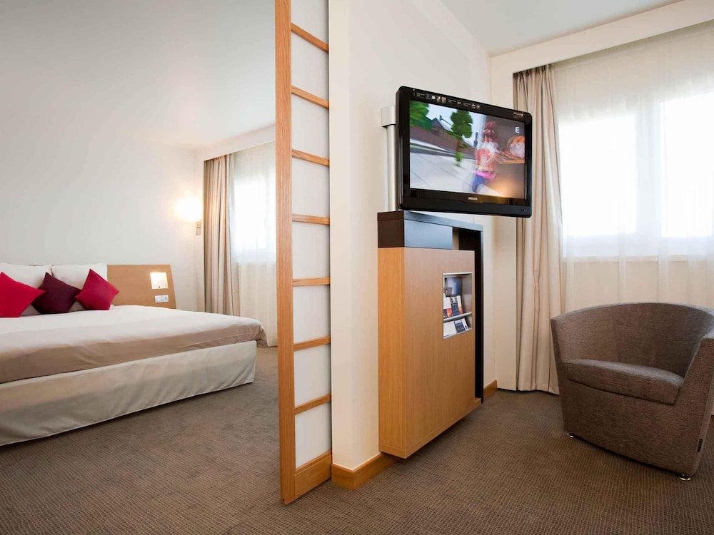 Suite, 1 Queen Bed with Sofa bed - Photo 2
