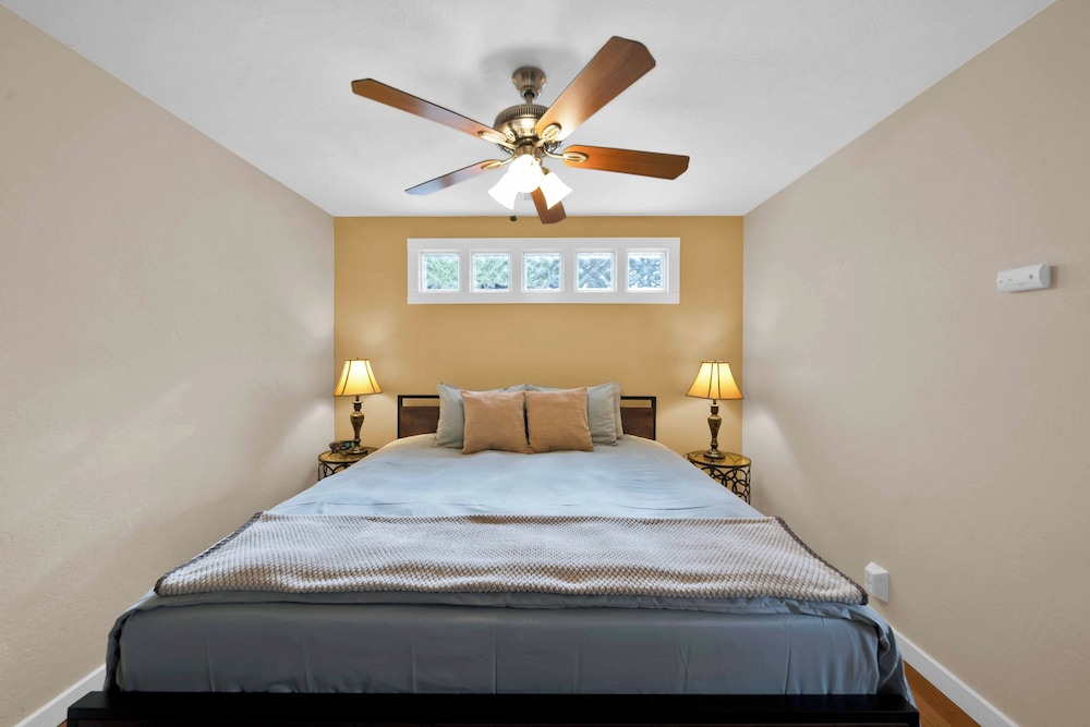 Luxury Room, 1 King Bed with Sofa bed, Jetted Tub, Mountain View (Woodpecker) photo 2