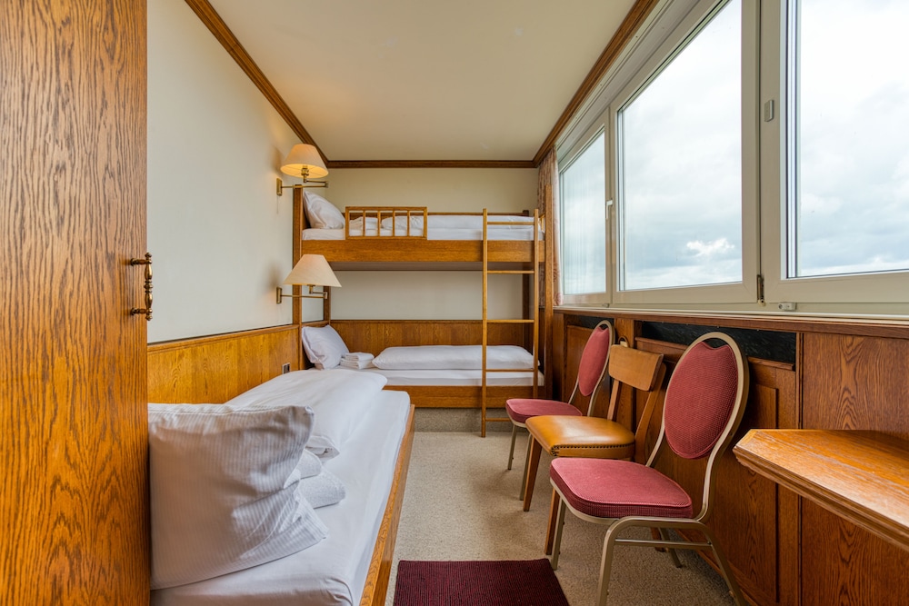 Deluxe Five-bedded Room, Sea View photo 3