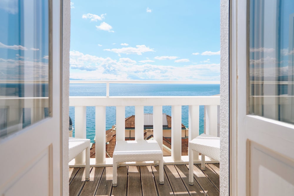 Deluxe Double Room, 1 Double Bed, Balcony, Sea View - Photo 11