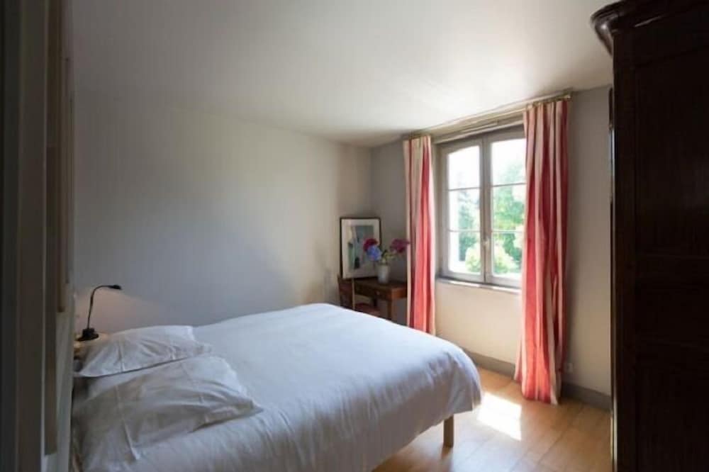 Room (2) photo 1