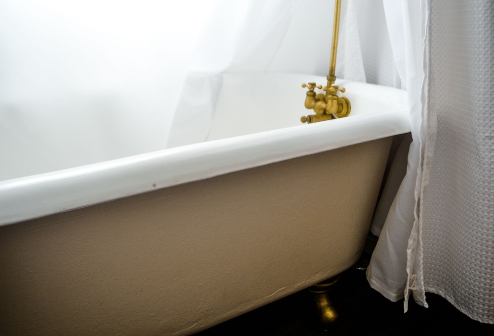 Classic Room, 1 Queen Bed, Private Bathroom, Partial Sea View photo 2