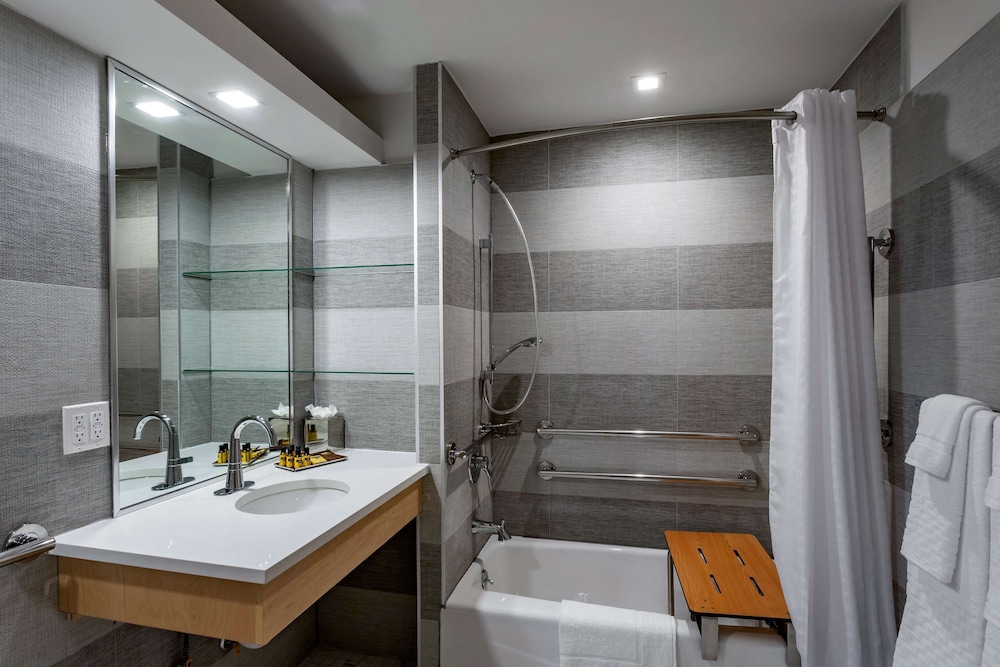 Standard Room, 1 Queen Bed, Accessible, Non Smoking (Bathtub) thumbnail 5