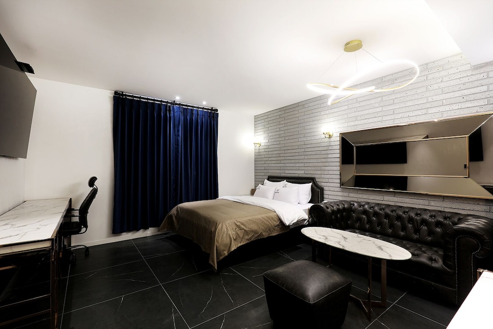 VIP Room - Photo 7