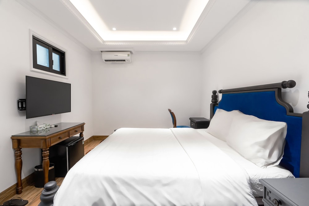 Standard Double Room, No Windows