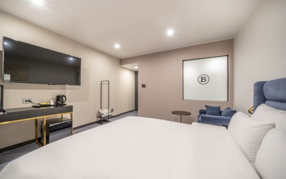 Room (Deluxe-Early check-out (Netflix YouTu) - Photo 3