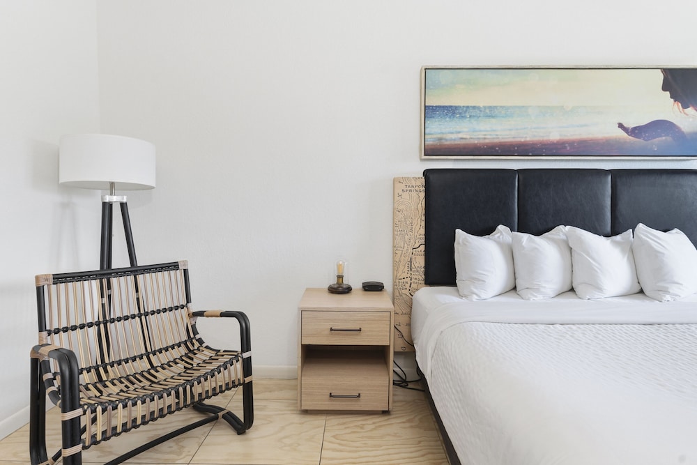 Room, 1 King Bed, Poolside - Photo 5