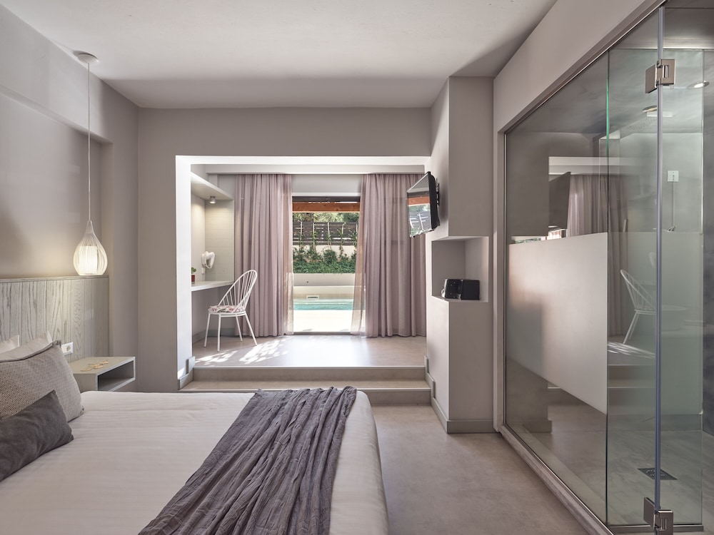 Swim Up Junior Suite, Sharing pool