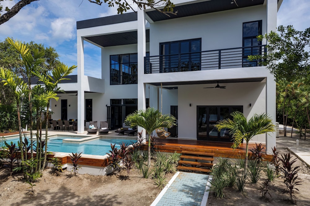 4 Bedroom Lagoon House with Pool photo 2