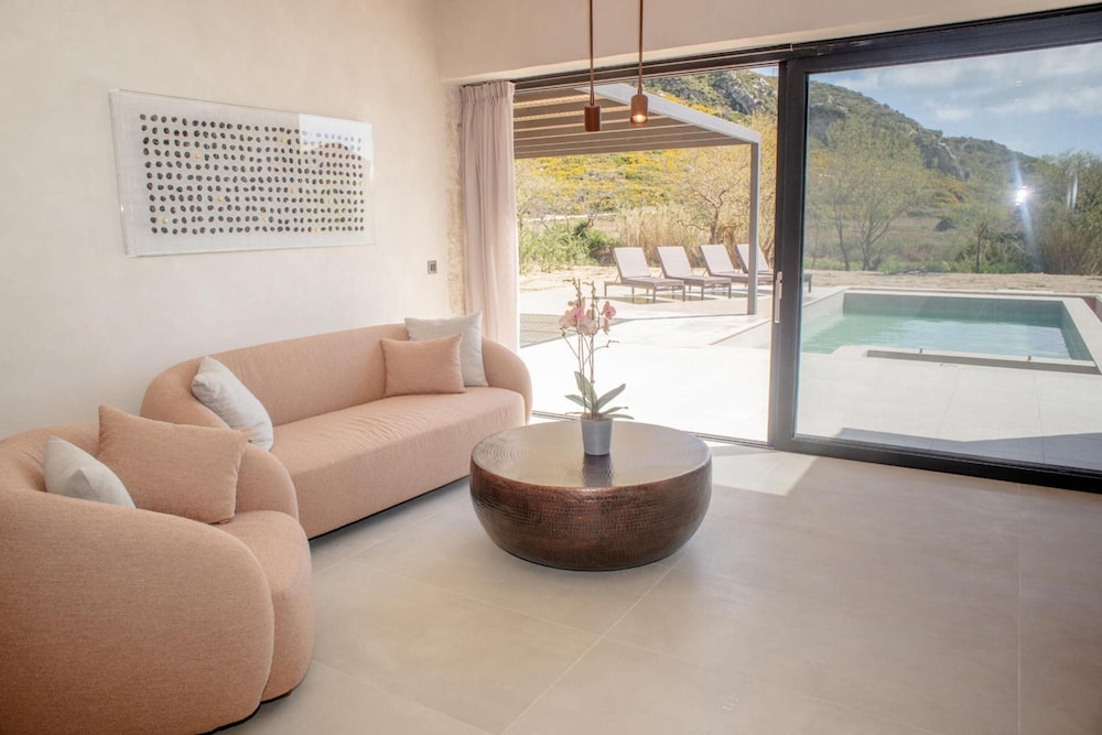 Villa photo 2