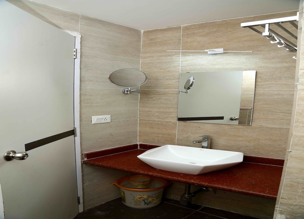 Deluxe Room, 1 King Bed photo 2