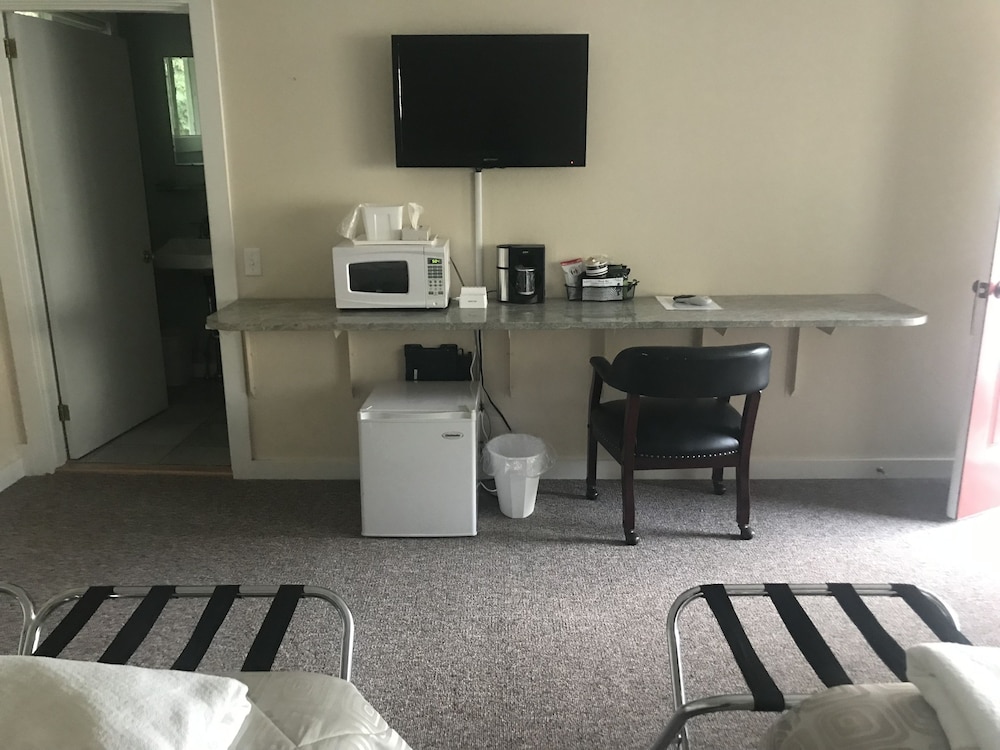 Room, 2 Queen Beds, Non Smoking, Refrigerator & Microwave photo 2