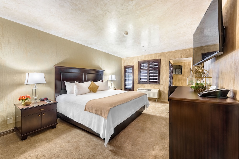 Suite, 2 Queen Beds, Balcony photo 1