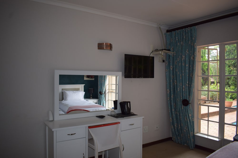 Classic Twin Room, 2 Twin Beds, Pool Access, Pool View photo 3