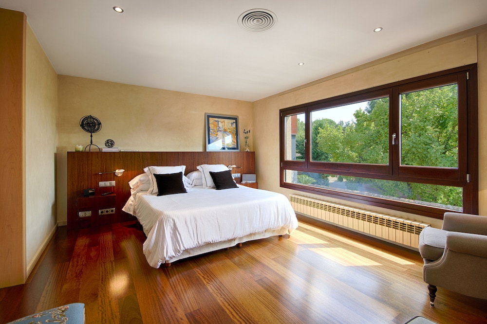 Deluxe Suite, Ensuite, Pool View