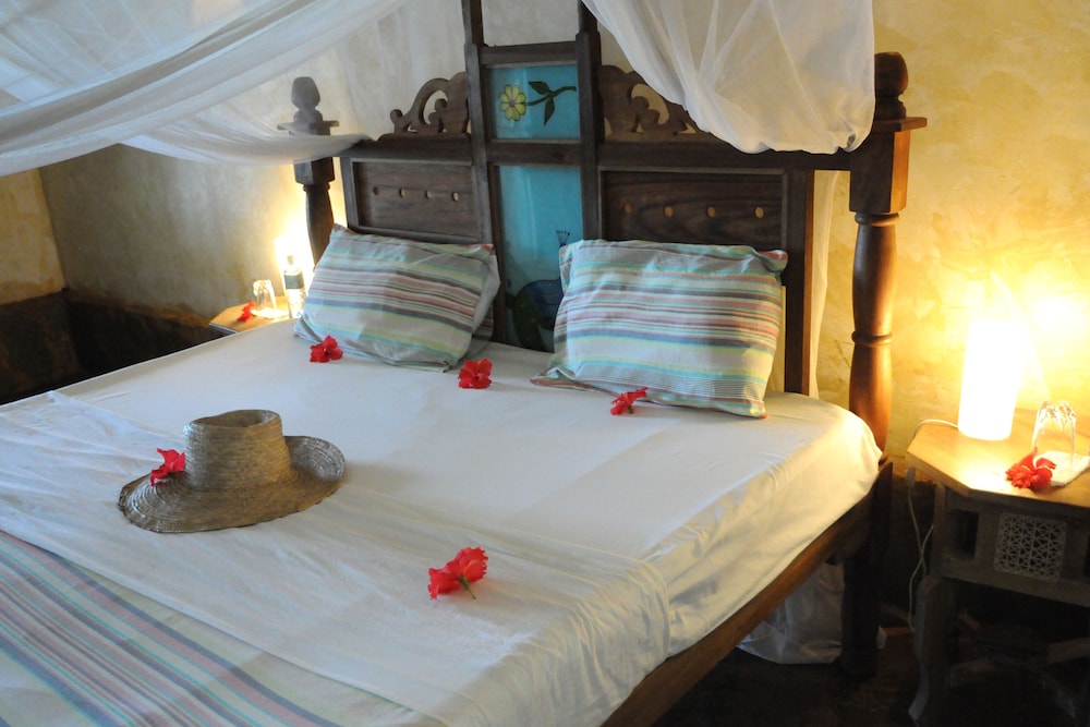 Standard Single Room, 1 Queen Bed, Pool View