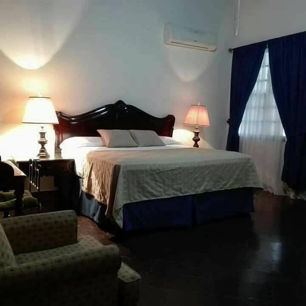 Standard Quadruple Room, 2 Queen Beds, Pool View photo 2