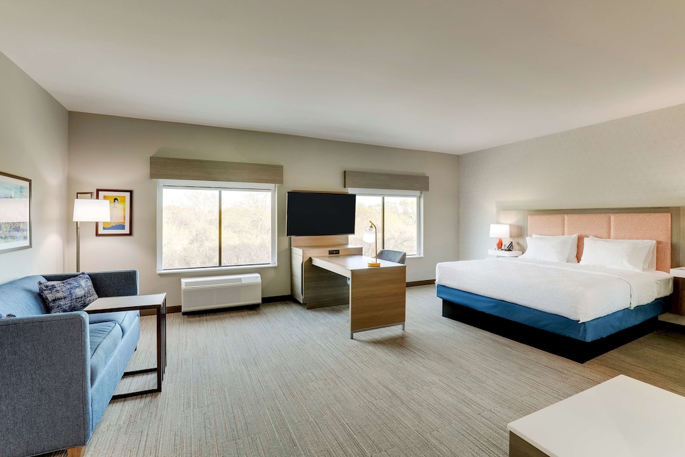 Studio, 1 king bed, Accessible (Hearing) - Photo 2