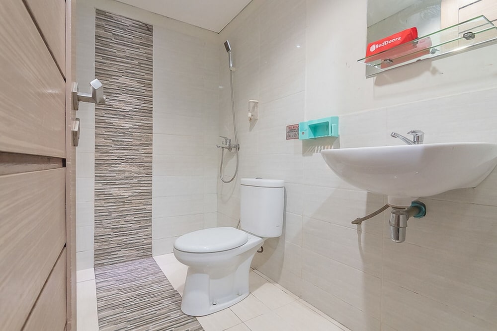 Double Room (RedDoorz) - Photo 6