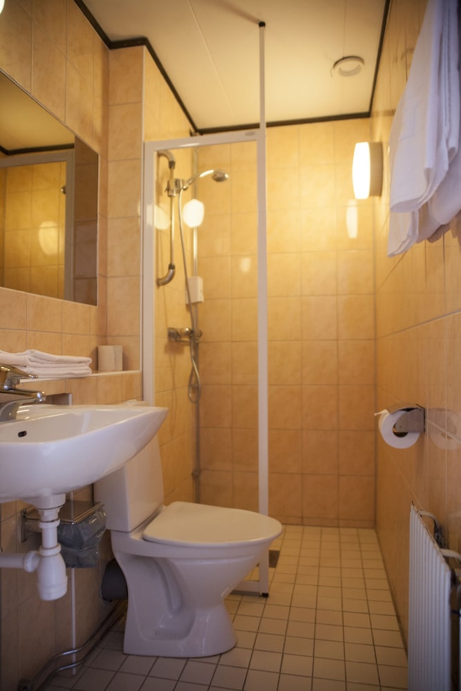Basic Double or Twin Room - Photo 5