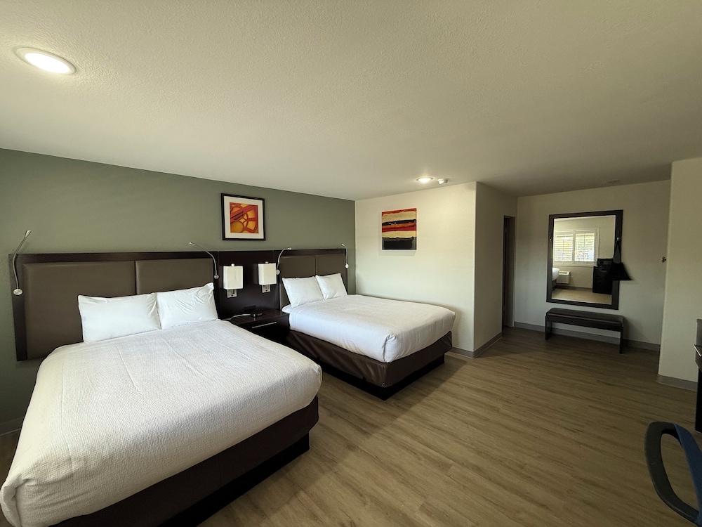2 Queen Beds