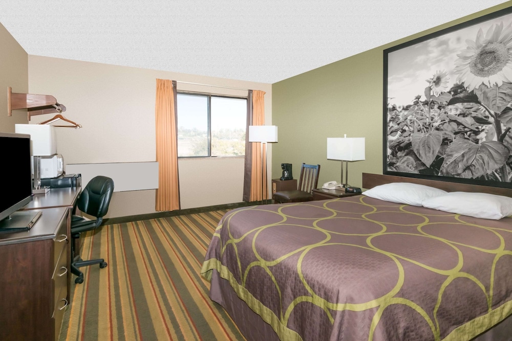 Standard Room, 1 Queen Bed, Non Smoking - Photo 1