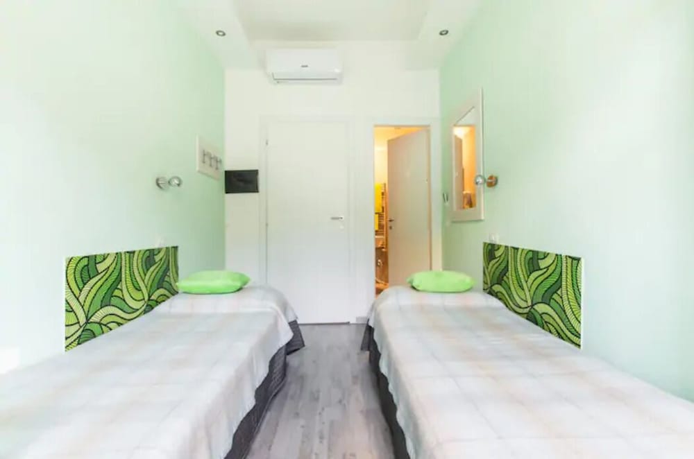 Deluxe Twin Room (Green)