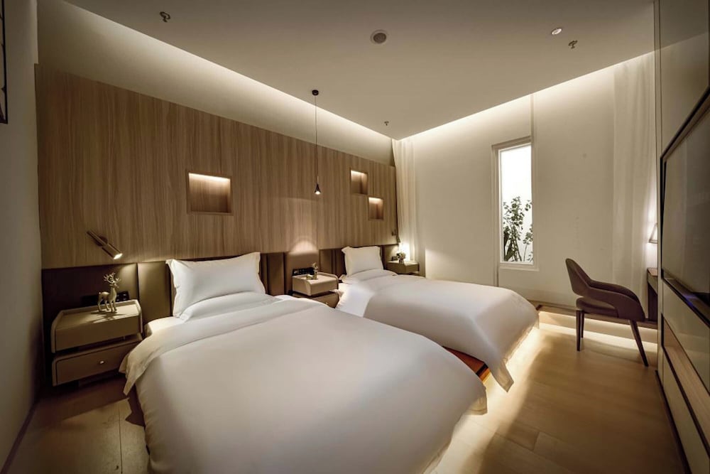 Signature Twin Room, City View