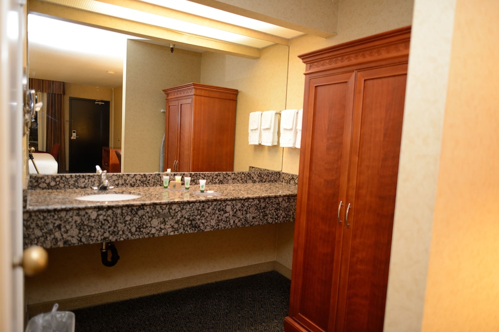 Standard Room, 2 Queen Beds - Photo 3
