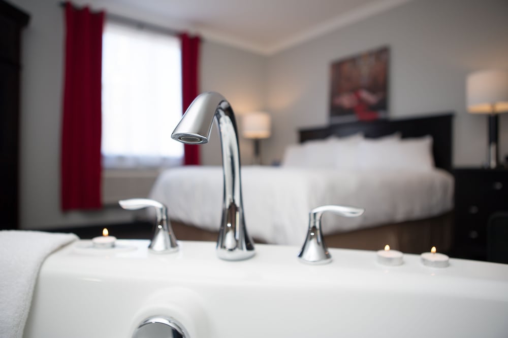 Superior Room, 1 King Bed, Jetted Tub, Hill View