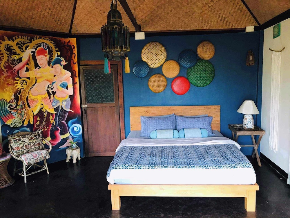 Standard Room, 1 Queen Bed, Private Bathroom, Hill View photo 3