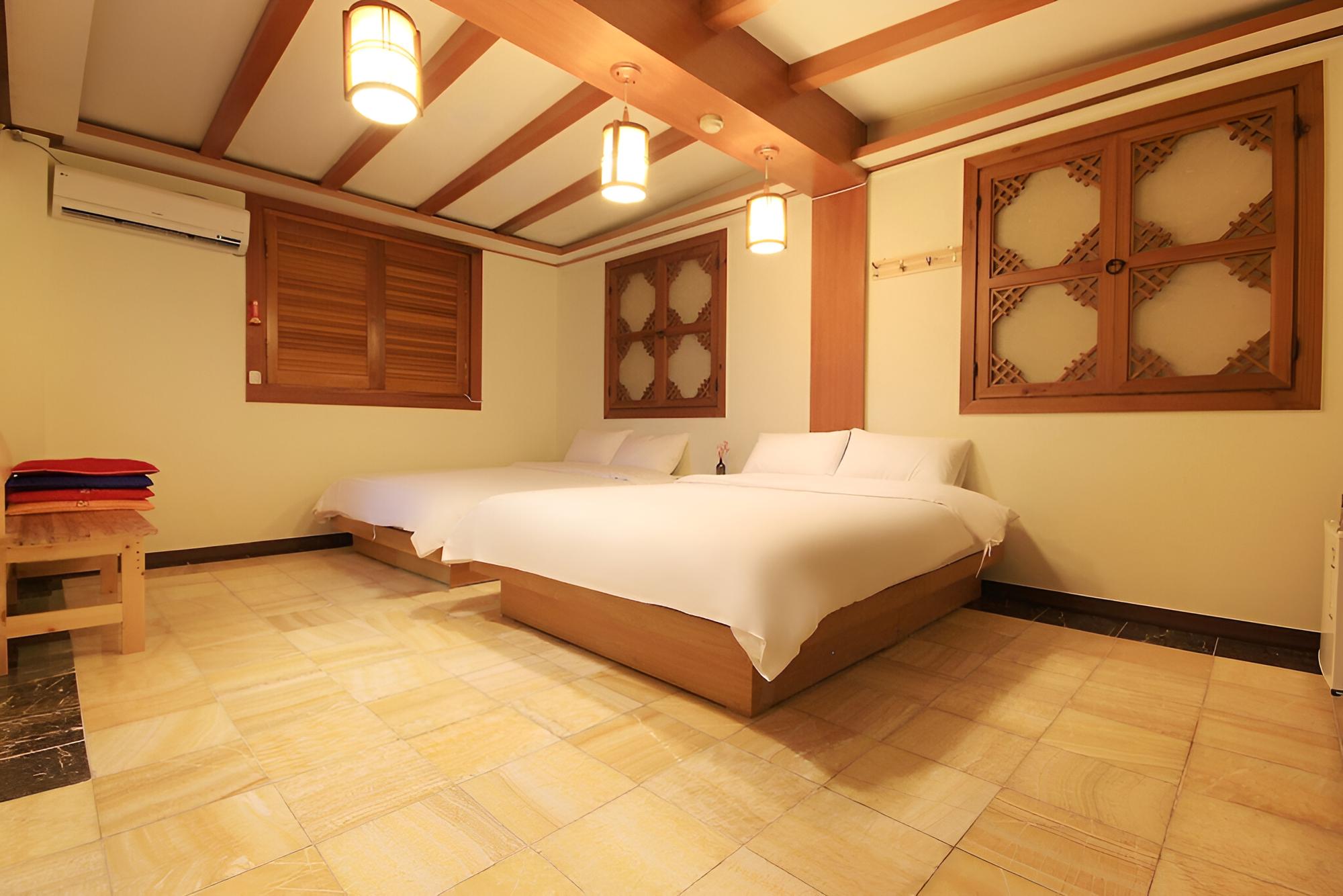 Room (Family (non-smoking double + double N) - Photo 14