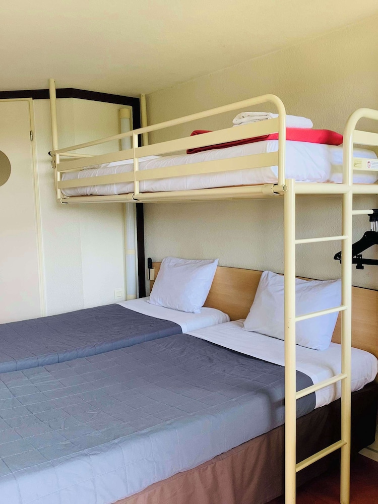 Standard Room, 3 Twin Beds - Photo 8