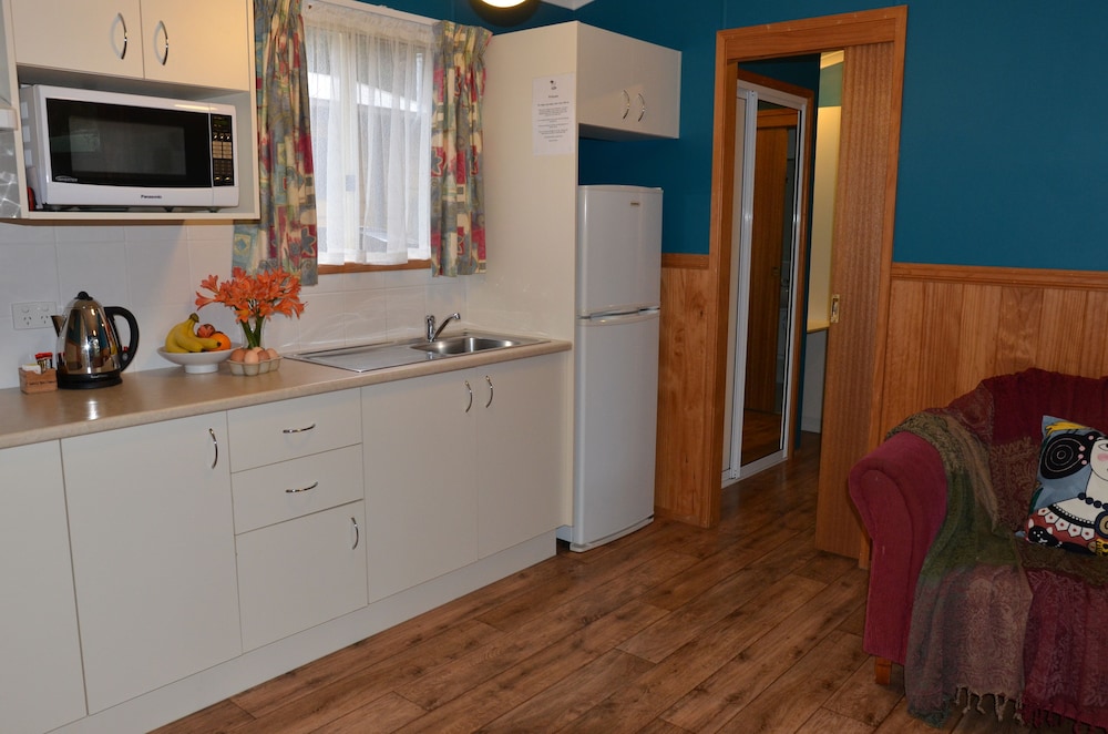 Bibbies Weekender - Linen/Towels Supplied photo 3